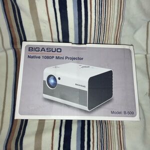 White and Black Native 1080P Mini Projector